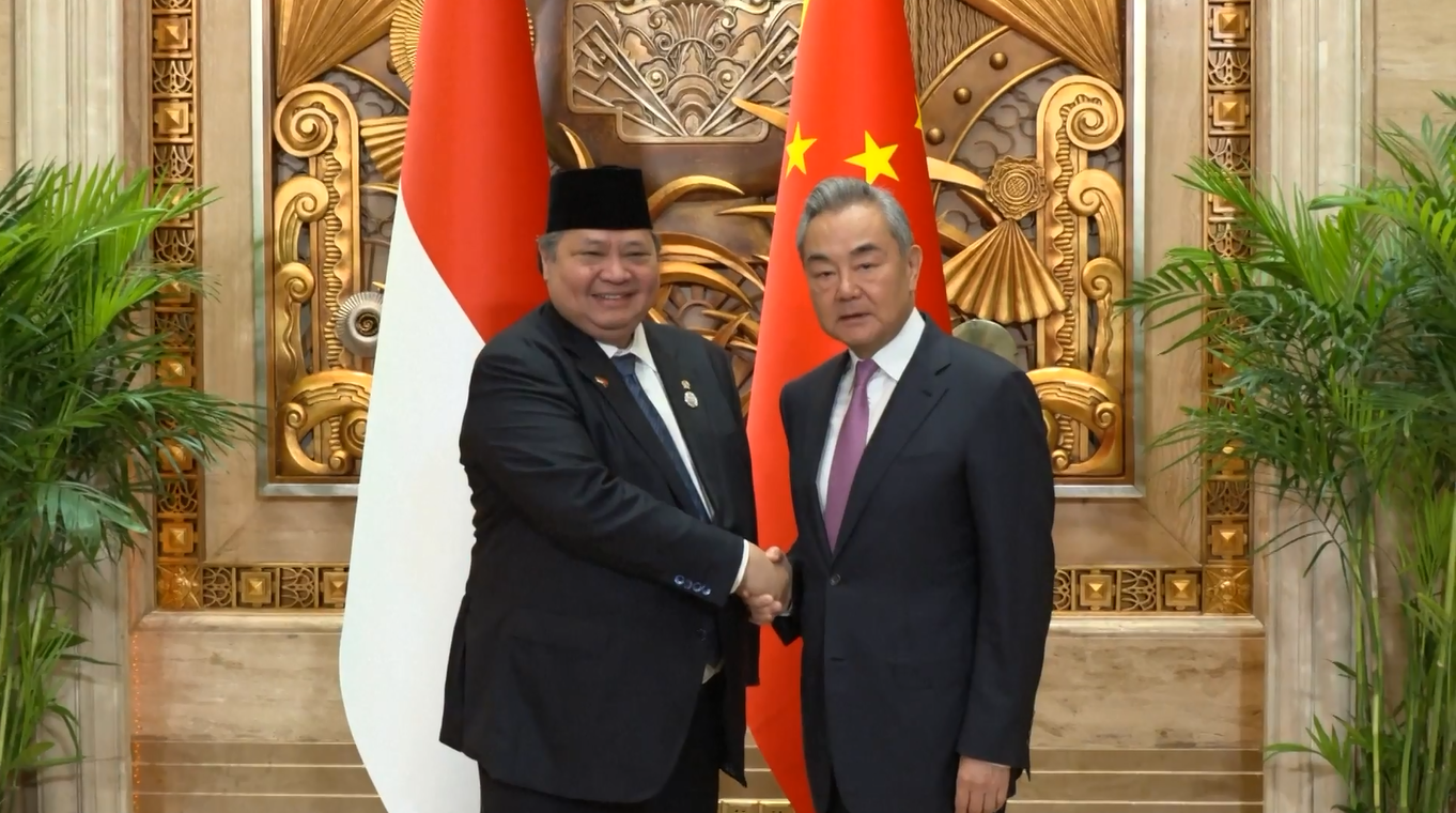 Menteri Luar Negeri Tiongkok Bertemu dengan Menteri Koordinator Bidang Perekonomian Indonesia di Shanghai