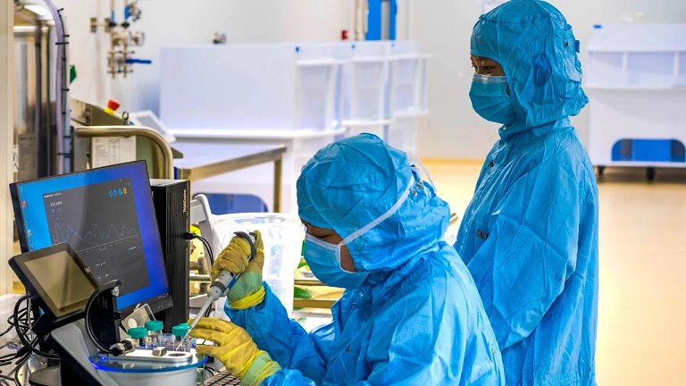 Ilmuwan Tiongkok telah berbagi semua data dan bahan berdasarkan prinsip kerja yang ilmiah terbukan obyektif dan transparan diantaranya termasuk informasi kasus pasien tingkat awal infomrasi penyakit pernapasan tingkat awal di Wuhan serta data lebih dari 76000 kasus pasien yang dicurigai terinfeksi virus Covid19