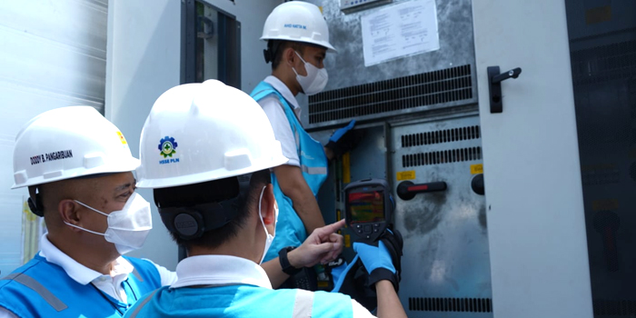 PLN juga menyiagakan sebanyak 130 tim PDKB (Pekerjaan Dalam Keadaan Bertegangan)