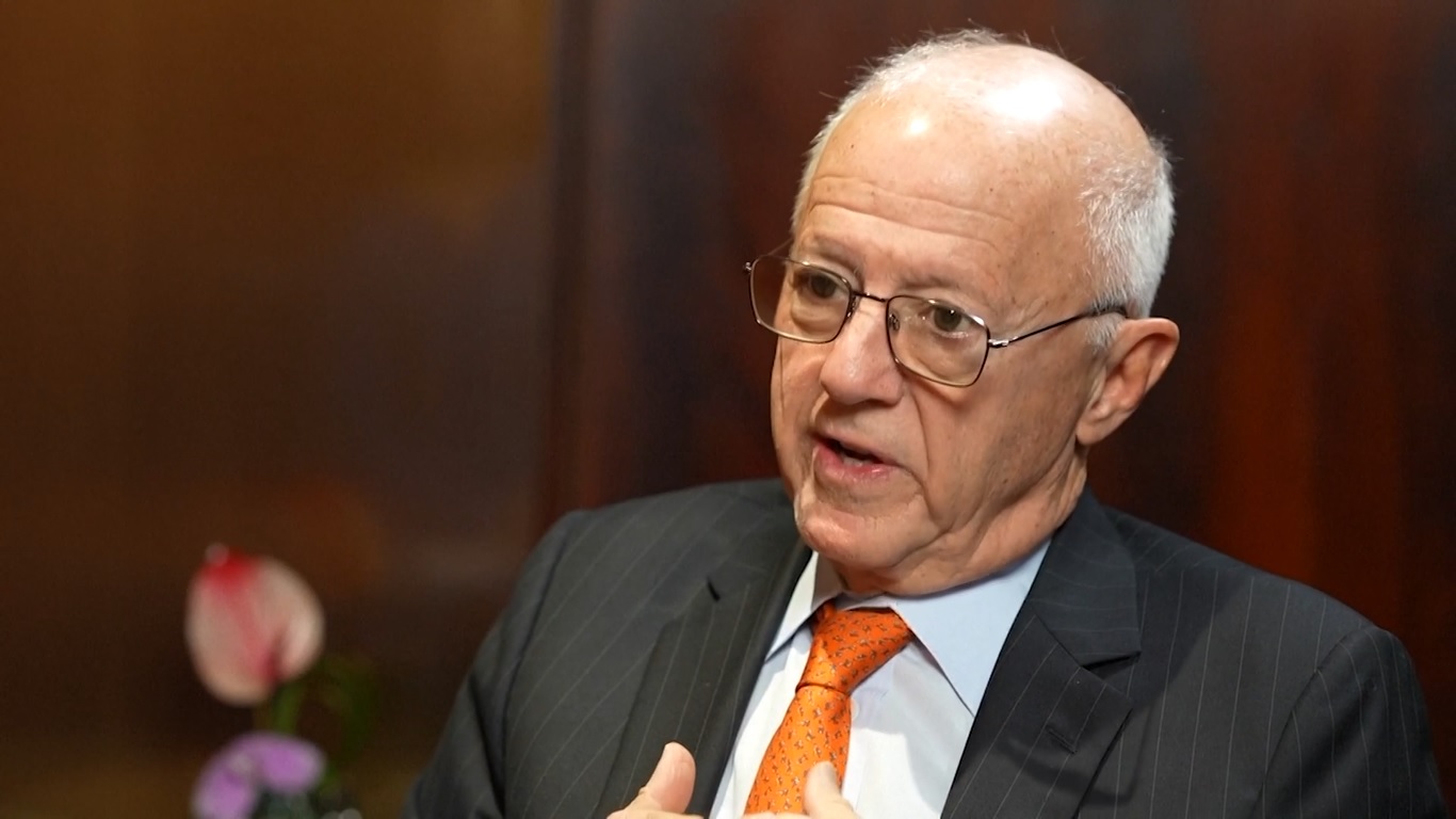 Orlins percaya bahwa resolusi PBB merupakan langkah positif karena mendorong kerja sama internasional dan mempromosikan perdamaian