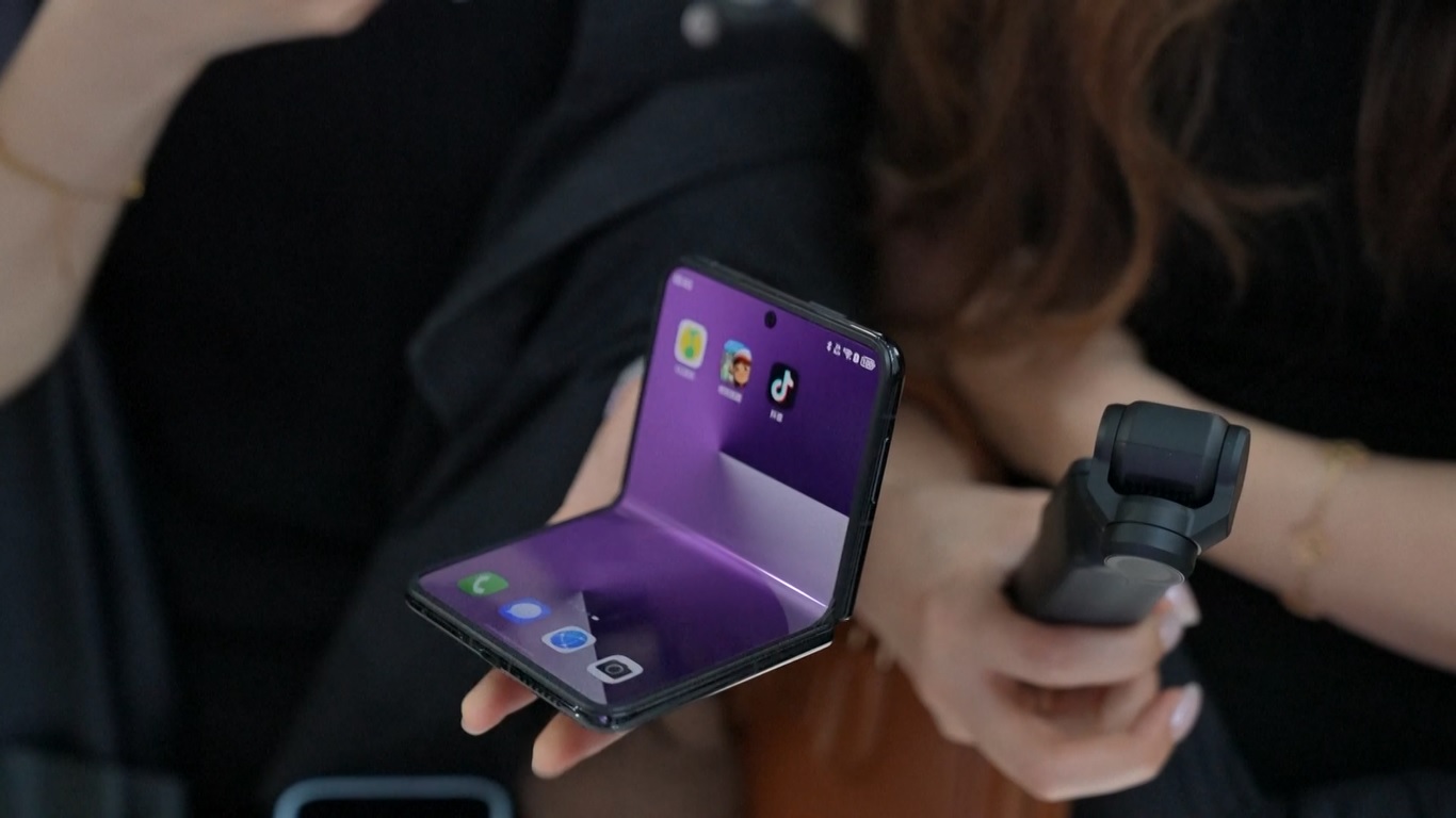 Peluncuran telepon pintar layar lebar yang dapat dilipat baru itu menandai kedatangan sistem operasi HarmonyOS sebagai pesaing di pasar saat ini yang didominasi oleh iOS dan Android