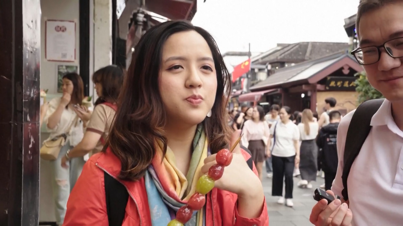 Jalan Tua Hefang yang bersejarah yang mereka kunjungi terletak di kaki Bukit Wu yang indah di Hangzhou selatan dan terletak cukup dekat dengan Danau Barat yang terkenal