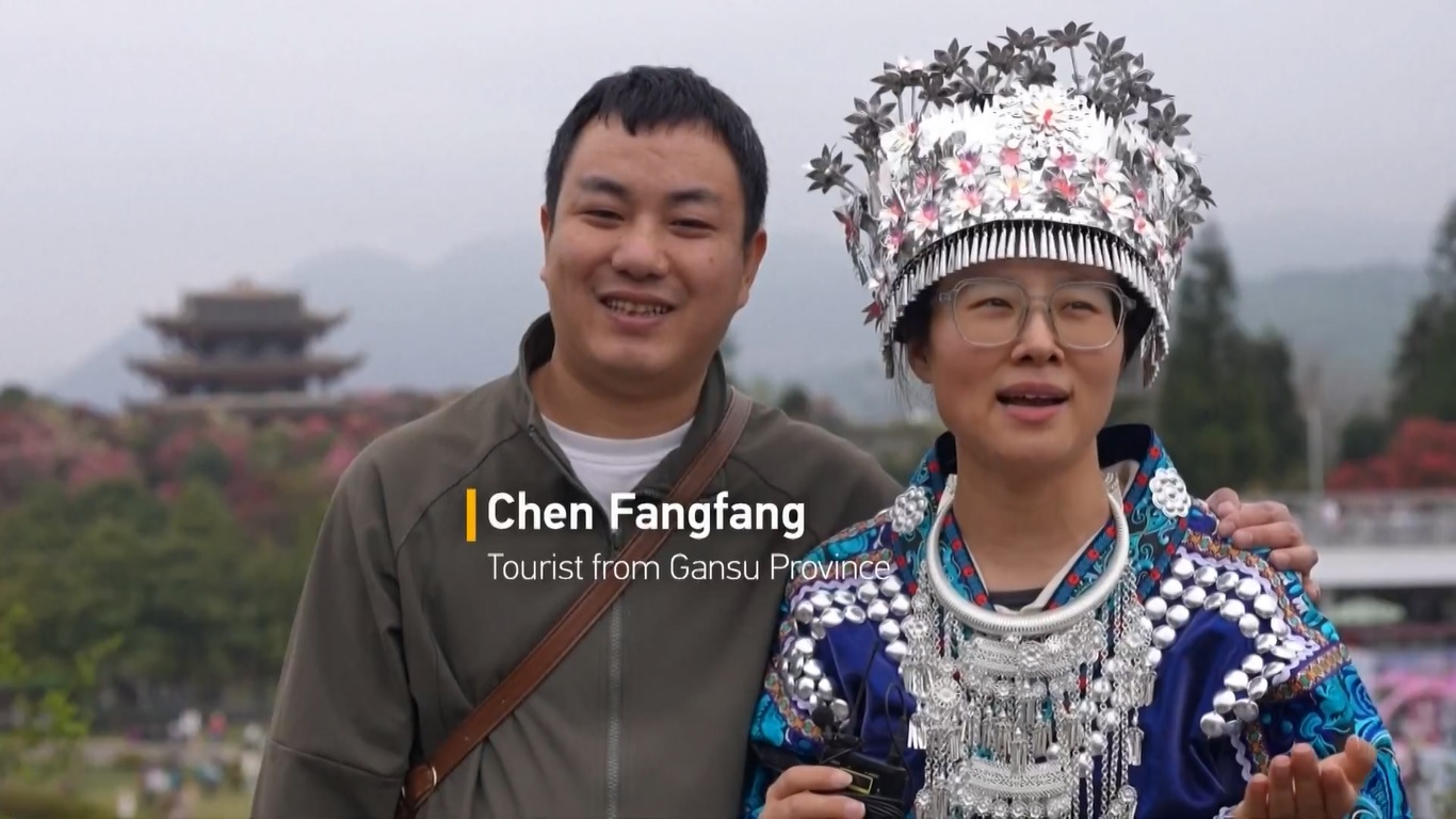 Lebih dari satu juta wisatawan berduyun-duyun datang ke area yang indah tersebut setiap musim semi untuk melihat kerusuhan warna dan corak bunga azalea yang semarak sejauh mata memandang