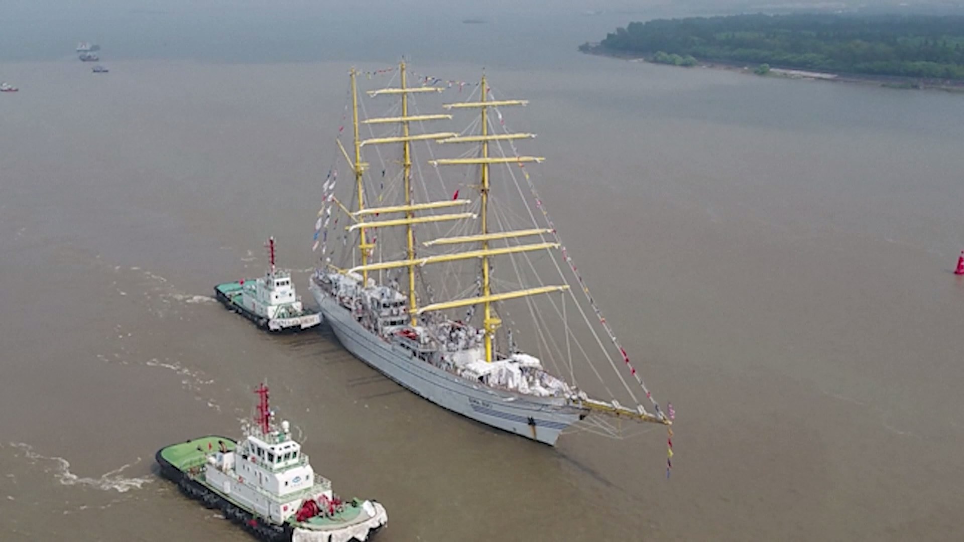 Kapal latih layar angkatan laut Indonesia Kri Bima Suci (945) tiba di pelabuhan militer di Shanghai pada hari Jumat untuk kunjungan lima hari
