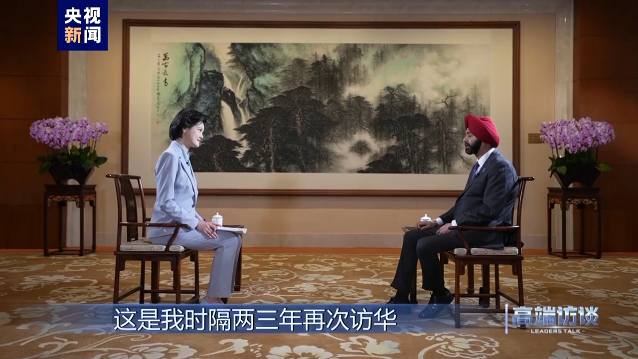 Ajay Banga berpendapat bahwa ekonomi yang sebesar Tiongkok yang berpopulasi 14 miliar orang sudah pasti akan mengembangkan peranan penting dalam pertumbuhan ekonomi dunia