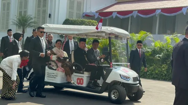 Jokowi, Ma&#039;ruf, dan JK Tersenyum Serta Lambaikan Tangan Hadiri HUT ke-80 RI