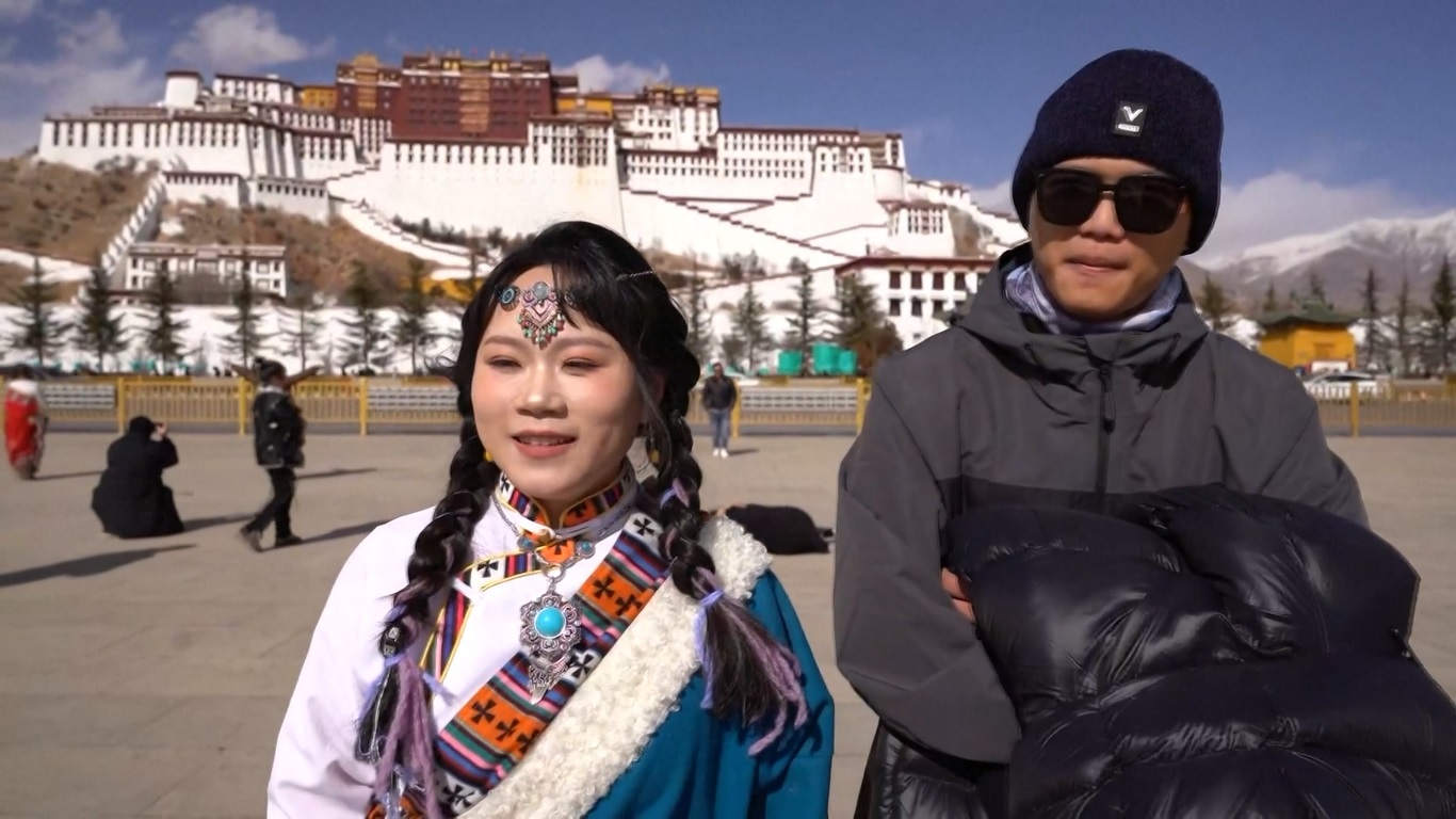 Istana Potala adalah istana kuno tertinggi di dunia Dibangun oleh Raja Tibet Songtsa Gambo pada abad ke-7 dan diperluas pada abad ke-17 oleh Dalai Lama kelima