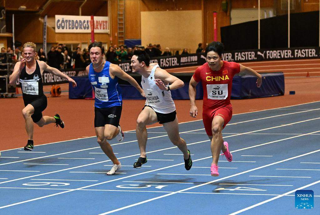 Su Bingtian (ke-1 kanan) dari Tiongkok bertanding dalam final 60m putra A selama tur Gothenburg Games of World Athletics Indoor di Gothenburg