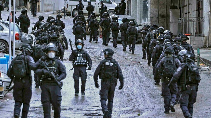 Militer Israel dalam pernyataannya menyebut tentaranya menggelar operasi di kamp pengungsi Aqabat Jabr untuk menangkap sejumlah tersangka di balik serangan penembakan di restoran Tepi Barat yang digagalkan bulan lalu