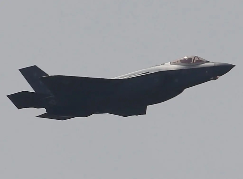 Misteri bermula ketika seorang pilot Marinir menggunakan parasut darurat untuk keluar dari F-35 pada Minggu sore di Charleston Utara