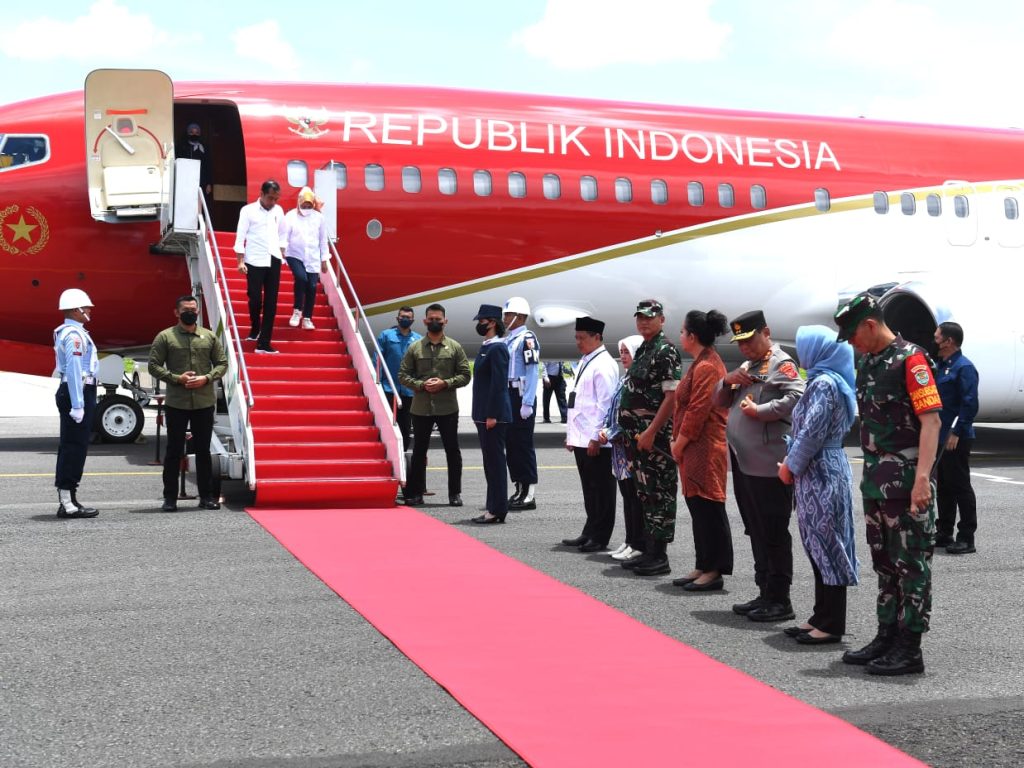 Presiden RI Joko Widodo (Jokowi) beserta Ibu Iriana Joko Widodo tiba di Pangkalan TNI AU Husein Sastranegara
