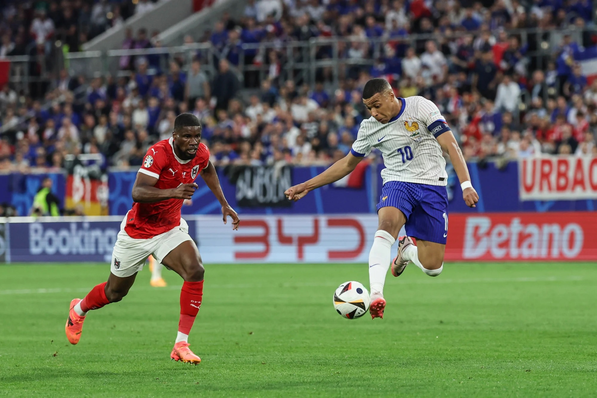 Yang menarik brand-brand asal Tiongkok melakukan lebih dari sekadar beriklan di lapangan sepak bola bahkan Hisense menyediakan dukungan teknis untuk sistem asisten wasit video yang digunakan dalam pertandingan
