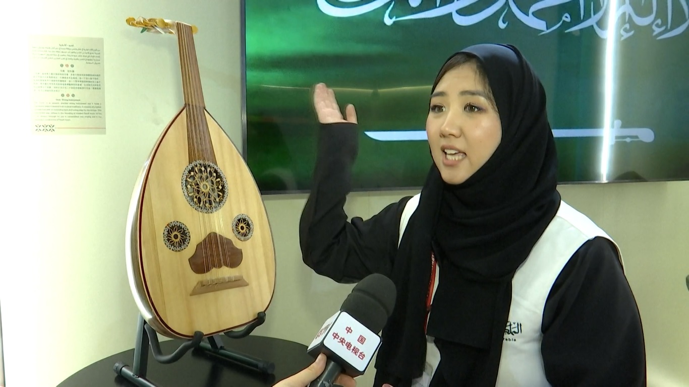 Para pengunjung disambut dengan jamuan makan saat mereka disuguhi kurma dan kopi Arab Saudi saat memasuki area pameran seluas 500 meter persegi