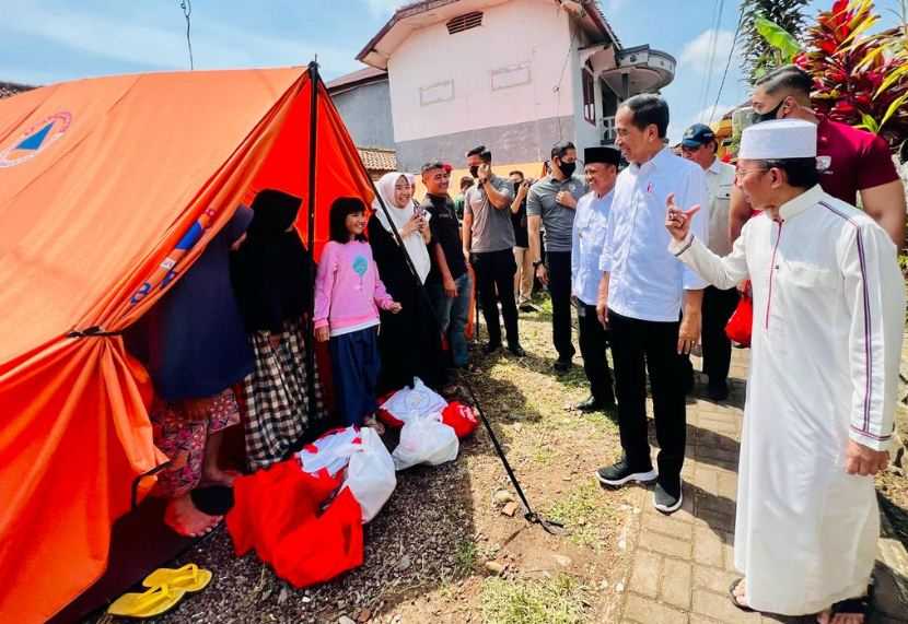 Presiden Joko Widodo (Jokowi) memastikan pembangunan rumah relokasi untuk korban gempa di Cianjur Jawa Barat