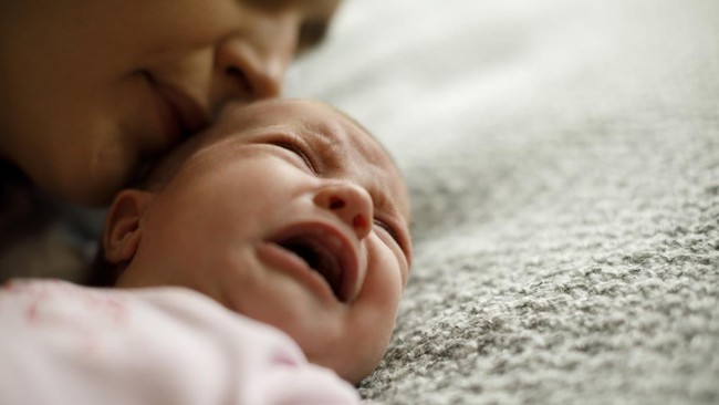 Orang tua tentu panik saat suhu si buah hati yang masih bayi jadi lebih hangat atau bahkan terasa panas