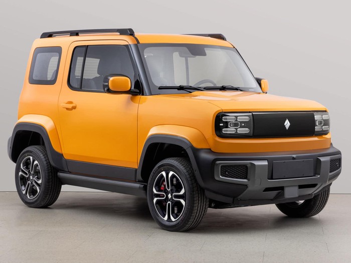 Secara ukuran Baojun Yep memang lebih kecil ketimbang Suzuki Jimny namun kesan futuristis juga terpancar dari penggunaan lampu depan lima LED Pada area moncong juga terdapat &#039;grille&#039; hitam dengan logo Baojun di tengahnya