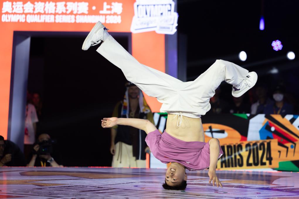 Qi Xiangyu (B-Boy Lithe-ing) dari Tiongkok menghibur penonton tuan rumah dengan merebut medali perak dalam breaking B-Boy pada hari penutupan Olympic Qualifier Series (OQS)