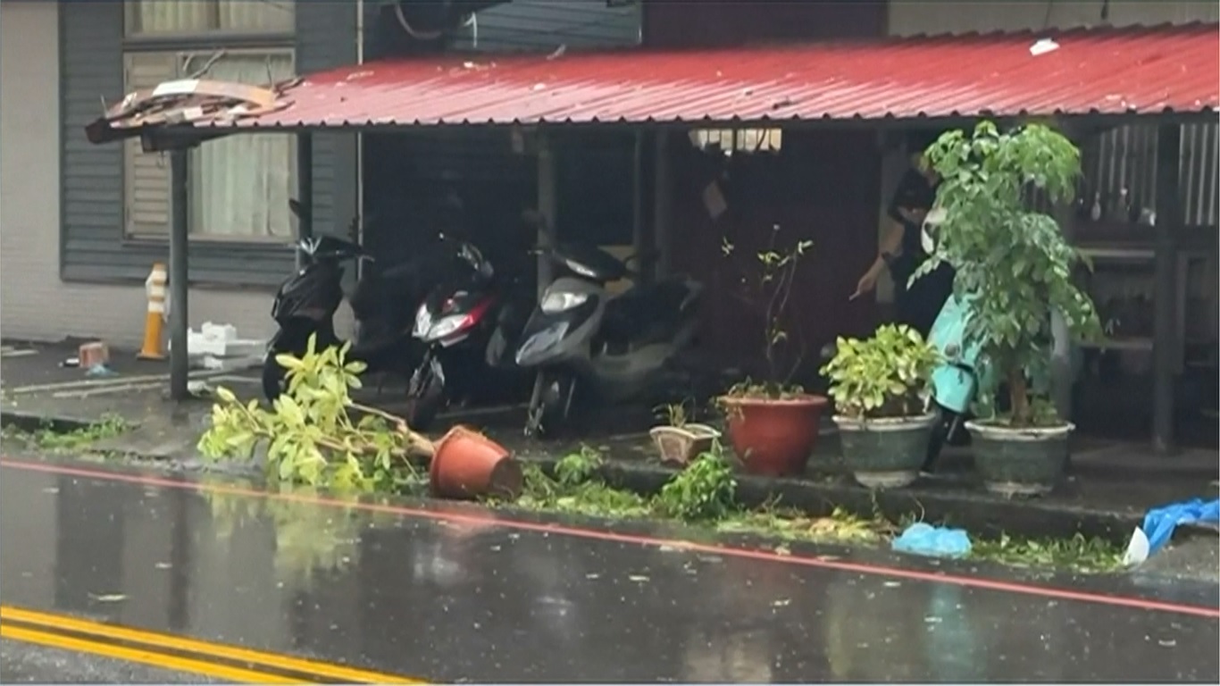 Banyak toko tutup dan menurunkan penutup jendela anti angin