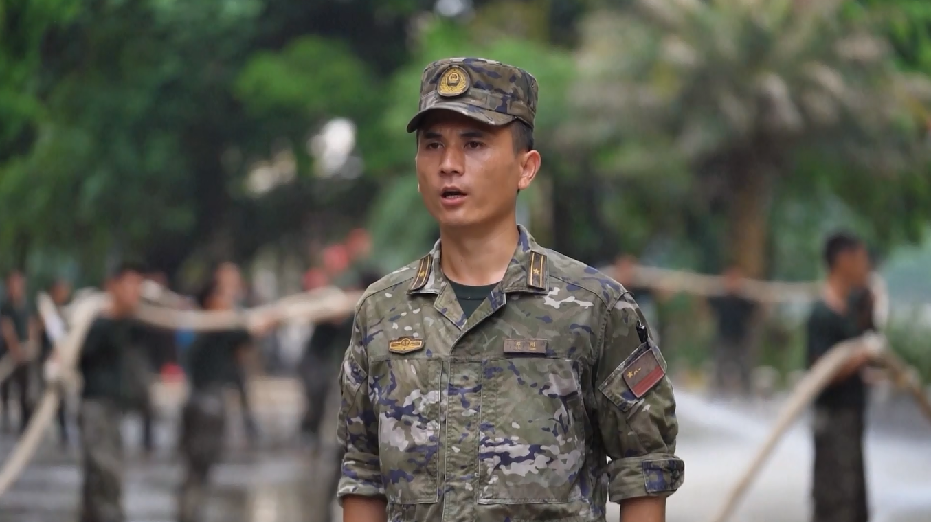 Tentara Ikut Serta dalam Operasi Pembersihan setelah Air Banjir Surut di Liuzhou