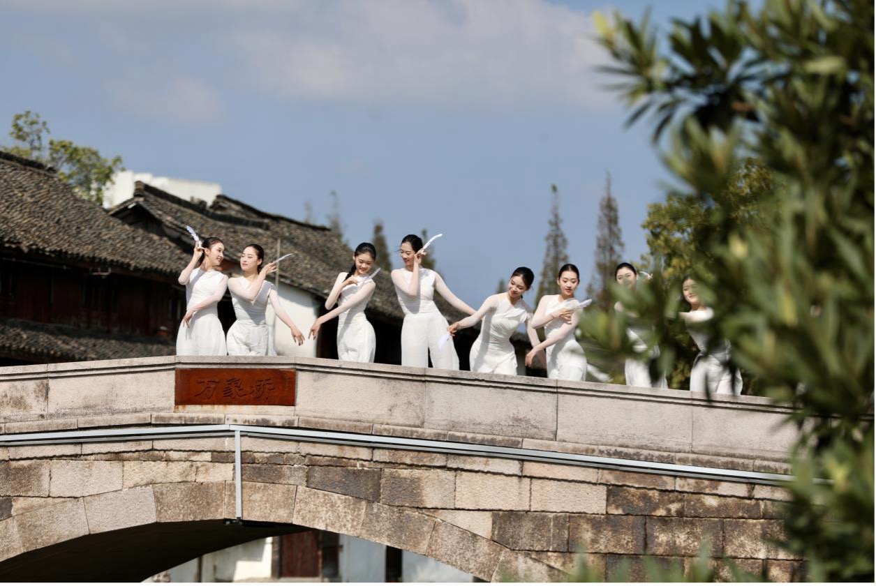 Xinshi:  Kota air di Tiongkok yang  Memperbarui Dirinya Melalui Seni