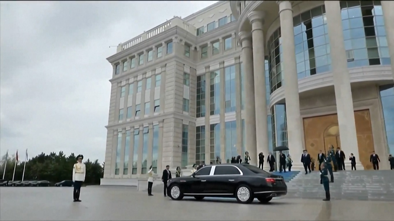 Jet tempur Kazakhstan menghiasi langit dengan jejak asap berwarna-warni saat Tokayev menyelenggarakan upacara penyambutan untuk Xi