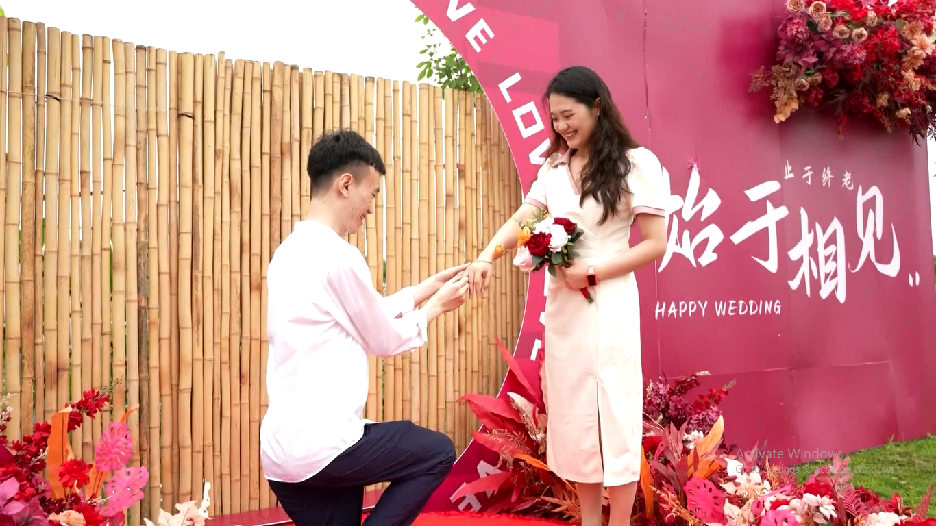 Tanggal 20 Mei diperingati sebagai Hari Valentine Internet tidak resmi di Tiongkok Banyak orang yang melangsungkan pernikahan dan penjualan bunga yang meledak pada hari itu karena dianggap hari yang sempurna bagi kaum muda untuk menjadi berani dan mengungkapkan cinta