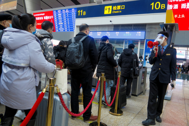 Kota-kota dan provinsi-provinsi di Tiongkok seperti Beijing Shanghai dan Guangdong telah meningkatkan layanan pembayaran seluler kartu bank dan uang tunai serta layanan yang meningkatkan kemudahan belanja online dan transportasi bagi pengunjung asing