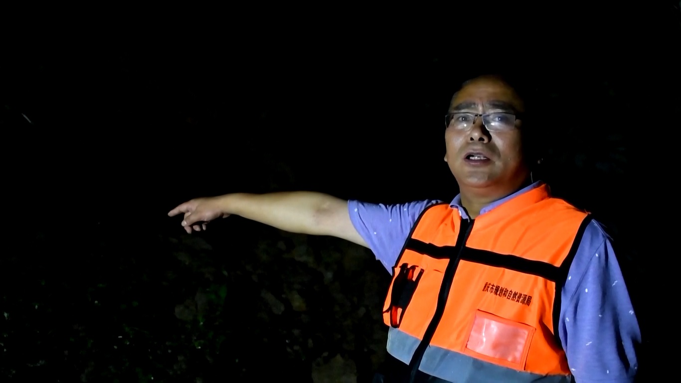 Tanah longsor tersebut memblokir lalu lintas di jalur penting dari Kabupaten Youyang ke beberapa tempat di Provinsi Hubei