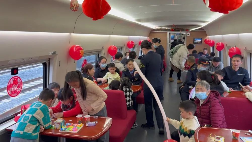 Sebuah kereta berkecepatan tinggi baru-baru ini mengejutkan banyak penumpang karena mengubah gerbong makannya menjadi taman bermain untuk anak-anak selama kesibukan perjalanan Festival Musim Semi