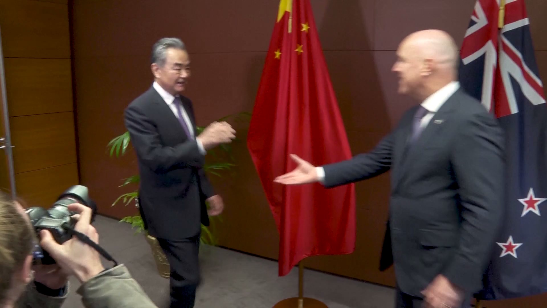 Menteri Luar Negeri Tiongkok Wang Yi dan Perdana Menteri Selandia Baru Christopher Luxon yang sedang berkunjung bertemu di Wellington pada hari Senin