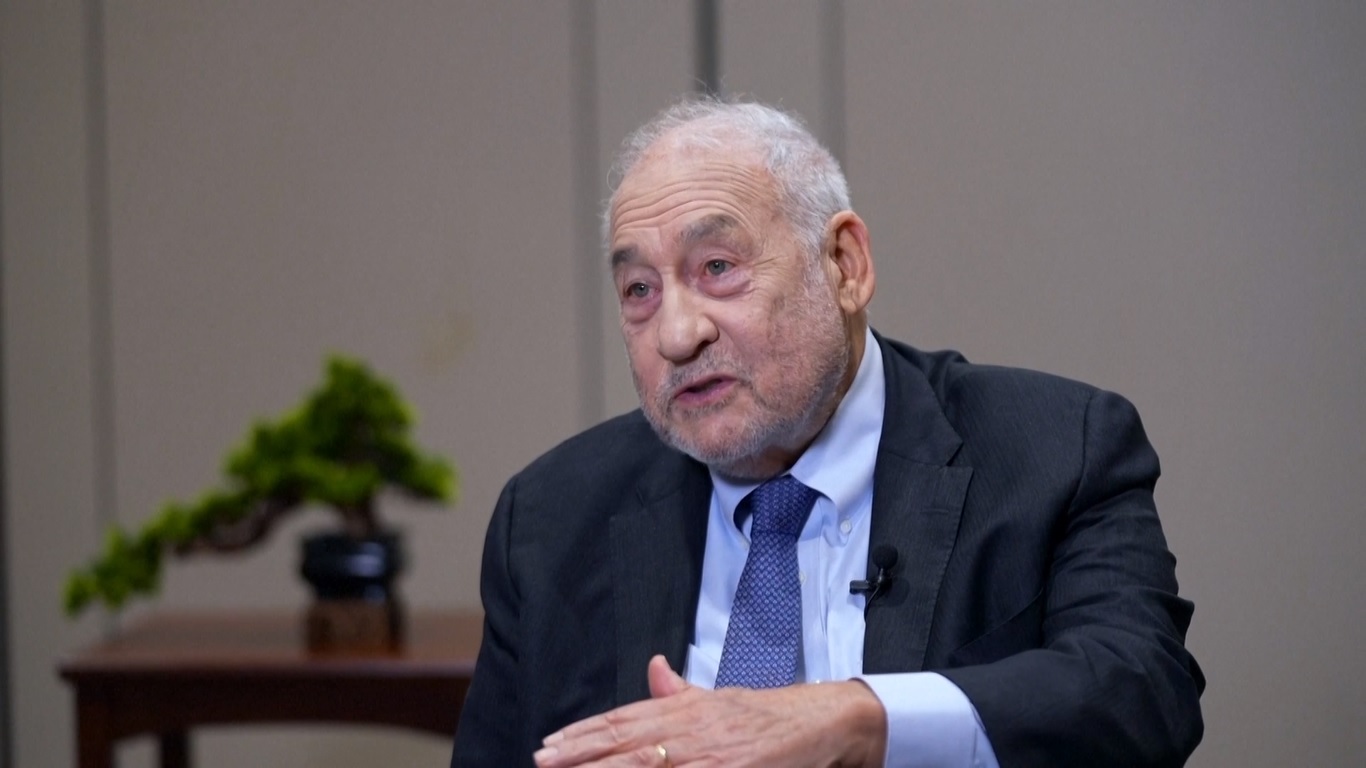 Stiglitz menunjukkan bahwa kebijakan halaman kecil