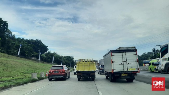 Menteri Koordinator Pembangunan Manusia dan Kebudayaan (Menko PMK) Muhadjir Effendy mengumumkan perpanjangan waktu pembatasan operasional angkutan barang