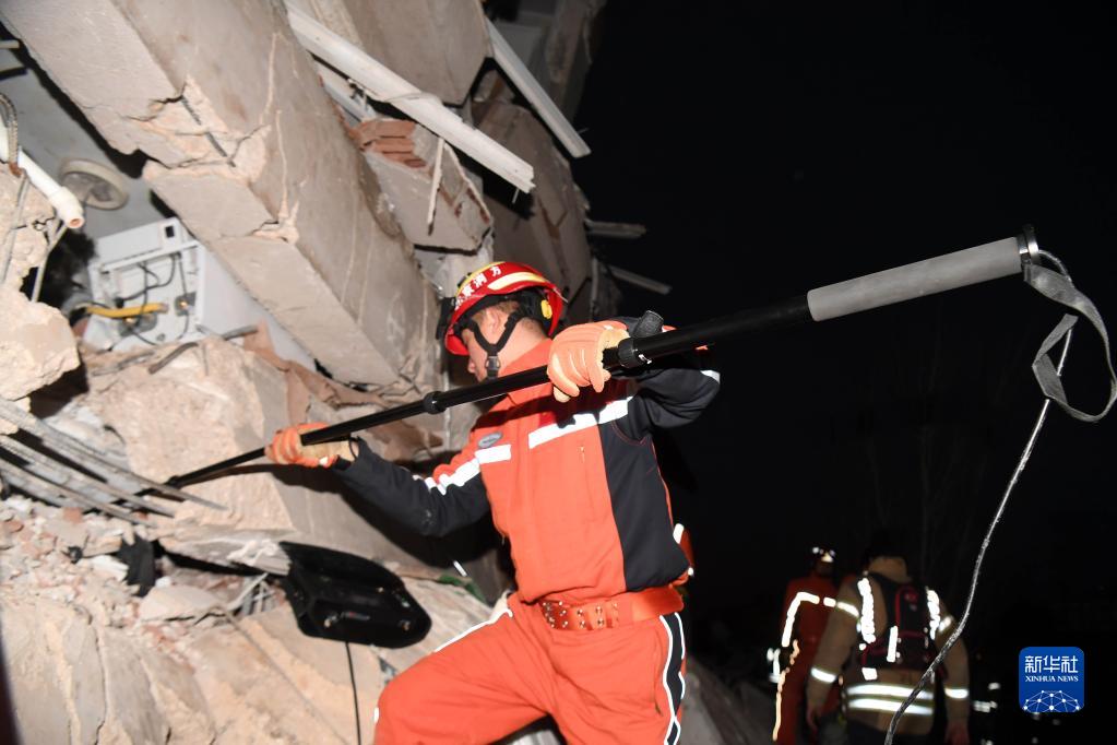 Tim SAR Tiongkok membawa sekitar 20 ton barang bantuan antara lain alat-alat pelacakan komunikasi dan medis