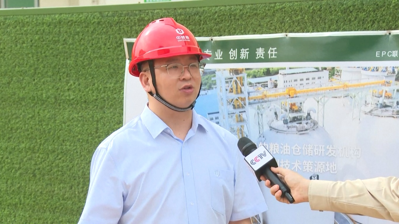 Masing-masing dari lima silo pneumatik berdiameter 24 meter dan tinggi 33 meter itu dapat menyimpan hingga 9