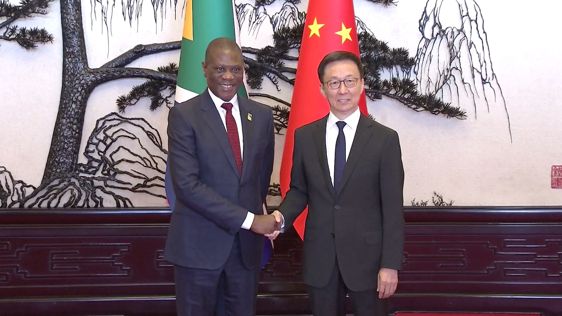 Wakil Presiden Tiongkok Han Zheng bertemu dengan Wakil Presiden Afrika Selatan Paul Mashatile di Beijing pada hari Jumat
