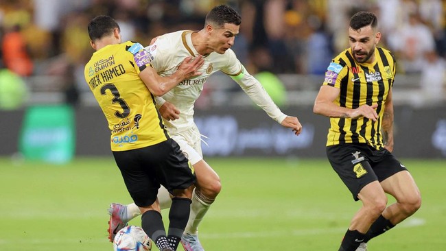 Cristiano Ronaldo tertangkap kamera marah-marah dan menendang botol minum saat Al Nassr kalah 0-1 dari Al Ittihad setelah suporter lawan meneriakkan nama Lionel Messi