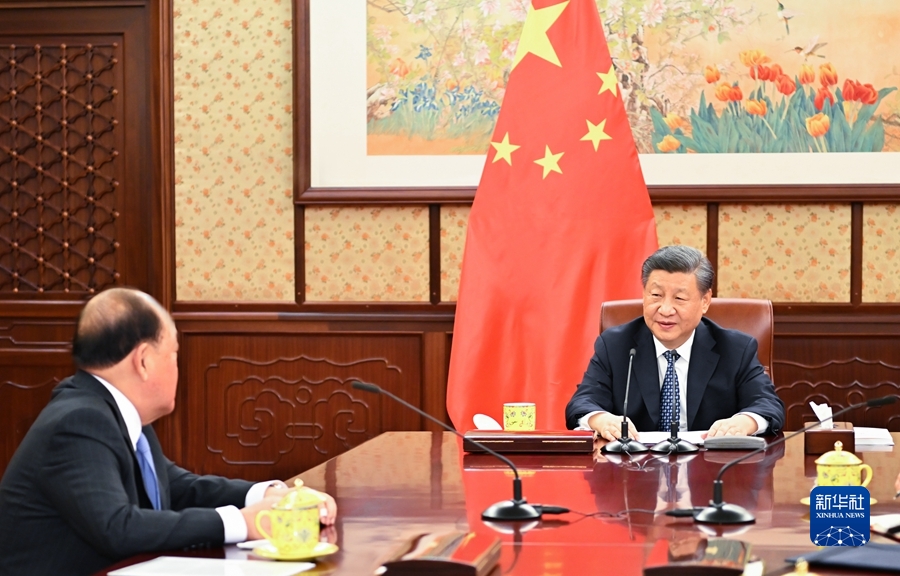 Presiden Tiongkok Xi Jinping bertemu dengan Kepala Eksekutif Daerah Administrasi Khusus Makau Ho Iat-seng yang datang ke Beijing untuk melaporkan tugasnya