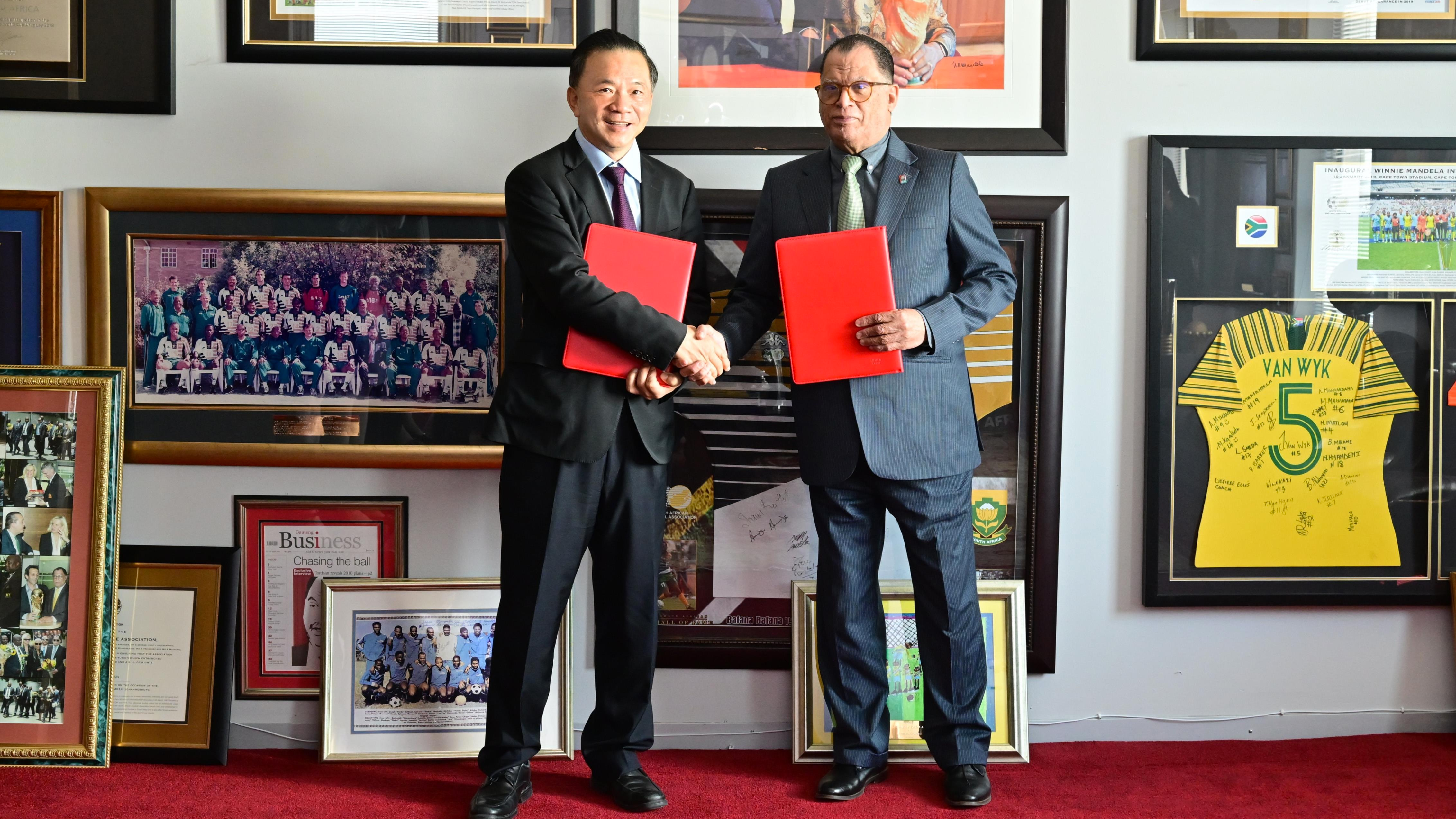 China Media Group (CMG) dan Asosiasi Sepak Bola Afrika Selatan (SAFA) menandatangani sebuah memorandum di sela-sela KTT BRICS ke-15 yang diadakan di Johannesburg