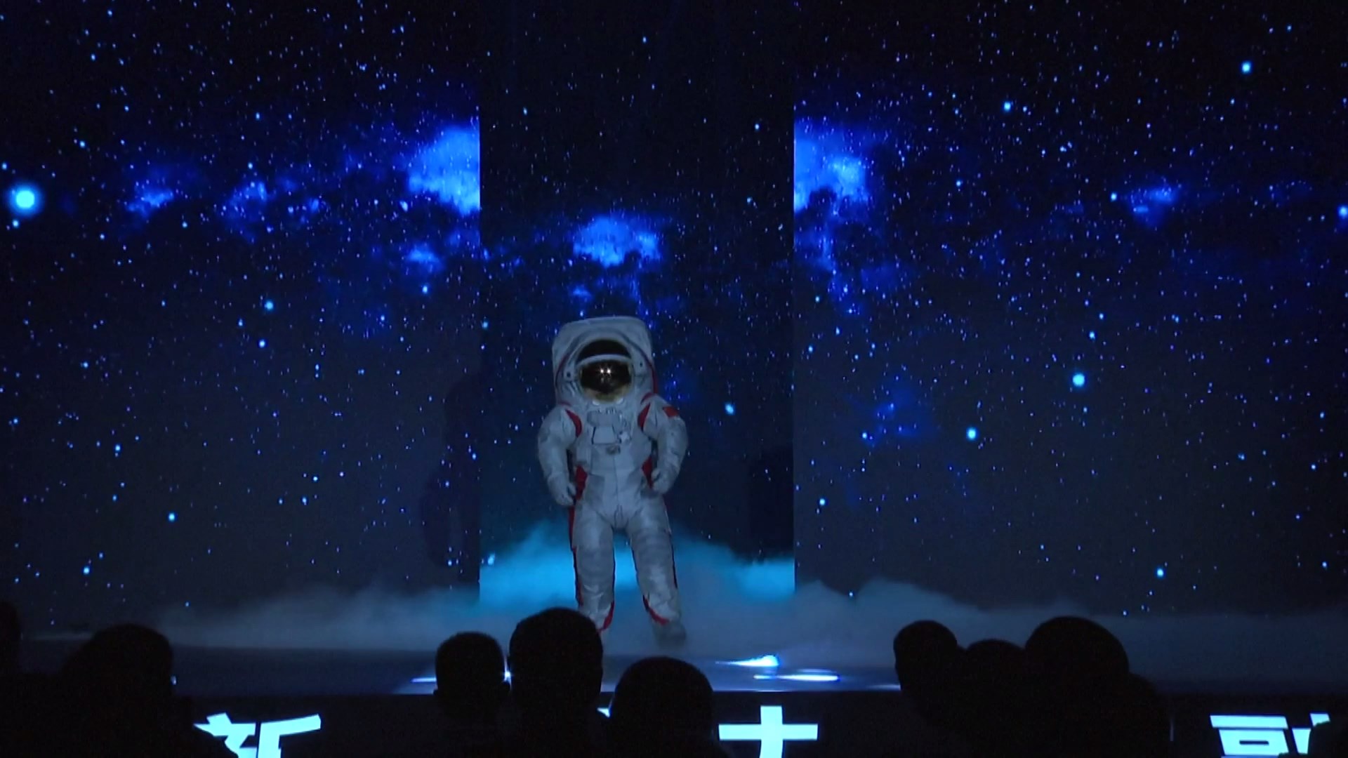 Pakaian luar angkasa bulan pertama Tiongkok memiliki bobot yang ringan dan fleksibilitas tinggi untuk melindungi astronot dari kondisi Bulan dan memfasilitasi eksplorasi ilmiah negara tersebut