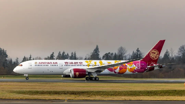 Sebuah Boeing 787-9 untuk Juneyao Airlines maskapai penerbangan swasta Tiongkok mendarat di Bandara Internasional Pudong Shanghai