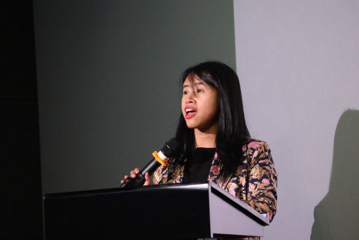 Sejumlah film Hollywood juga diketahui mengambil lokasi syuting Indonesia misalnya film Eat Pray Love yang rilis pada 2010 dan dibintangi oleh Julia Roberts melakukan syuting di Pantai Ubud dan Pantai Padang Padang