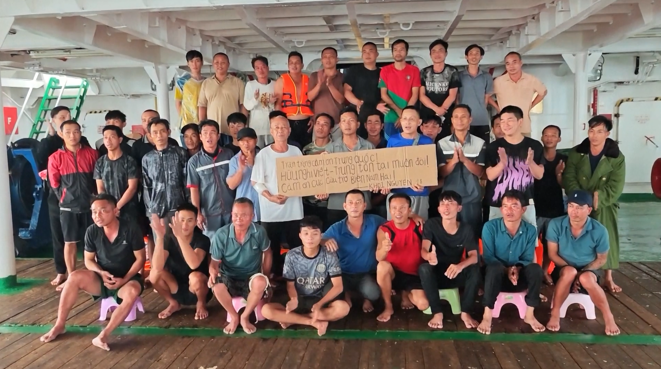 Tiongkok Serahkan 47 Awak Kapal Vietnam yang Diselamatkan dari Bangkai Kapal di Laut Tiongkok Selatan