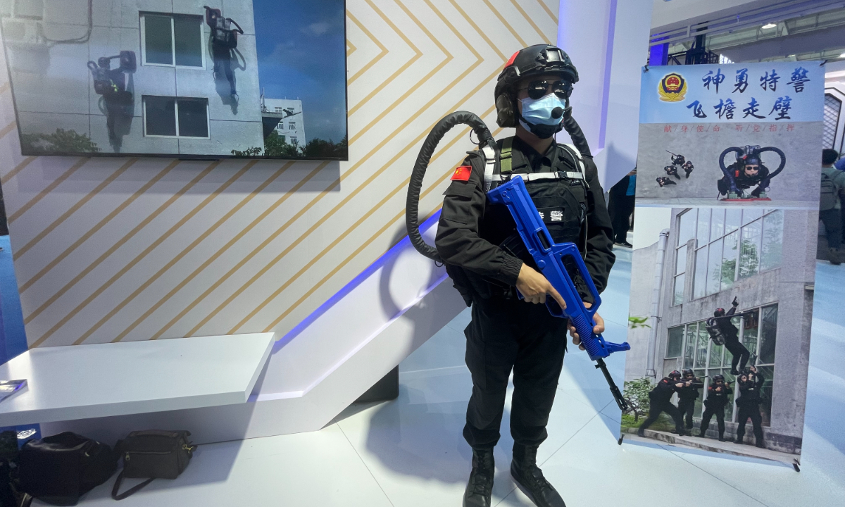 Pameran mengesankan lainnya adalah robot anti-teror bernama Hunter