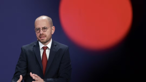 Pembuatan turbin angin terutama bergantung pada bahan-bahan dari Tiongkok