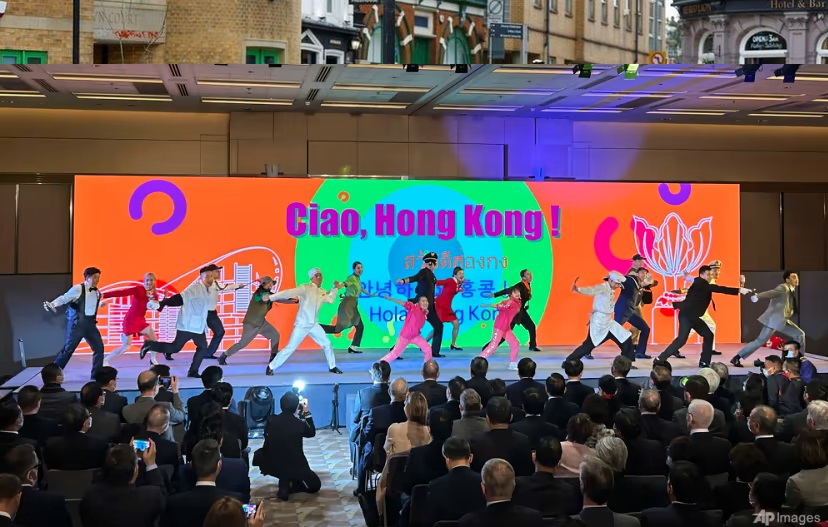 Kampanye Hello Hong Kong diluncurkan dengan para penari dan lampu neon yang berkedip-kedip di pusat konvensi utama kota