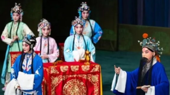 Para pemain biasanya menjadi satu-satunya titik fokus di panggung Opera Peking