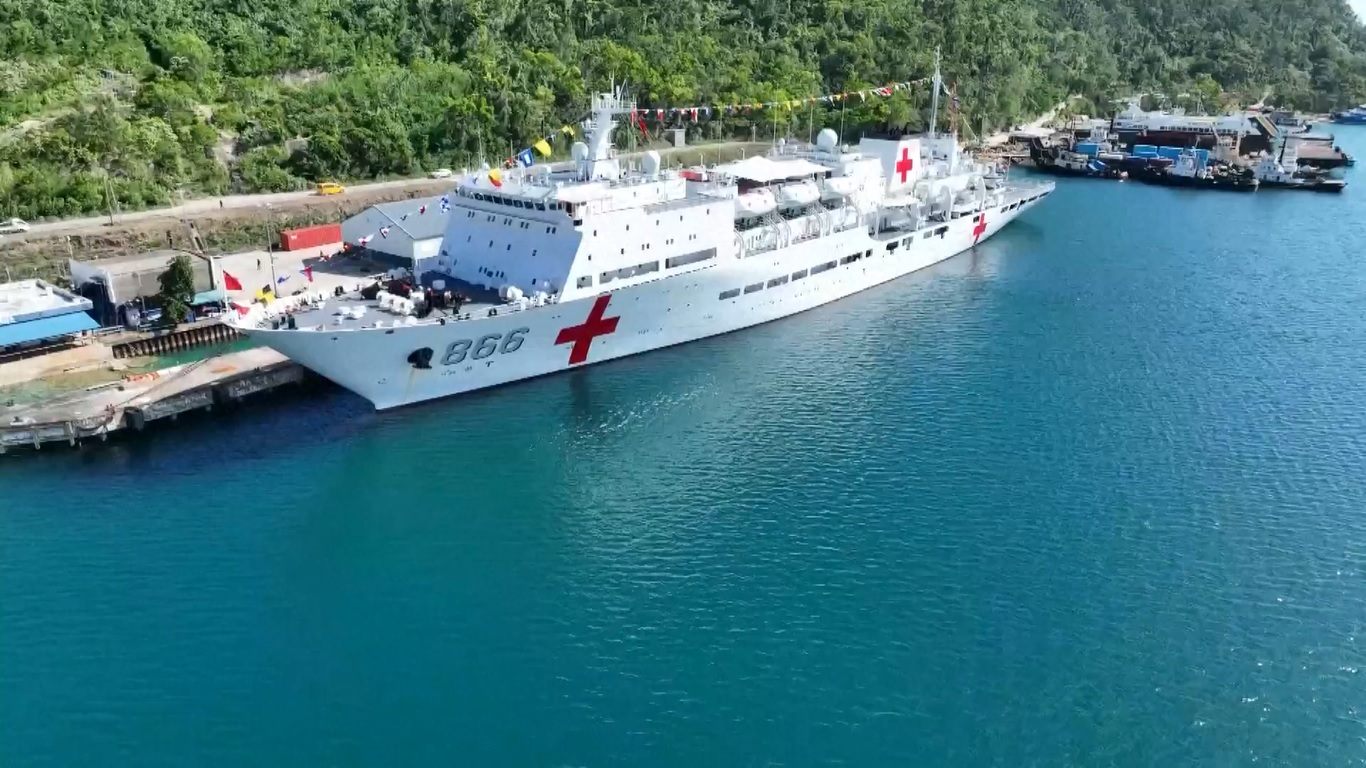 Kapal bernama Peace Ark ini adalah rumah sakit maritim berstandar laut pertama yang dirancang dan dibangun secara independen oleh Tiongkok