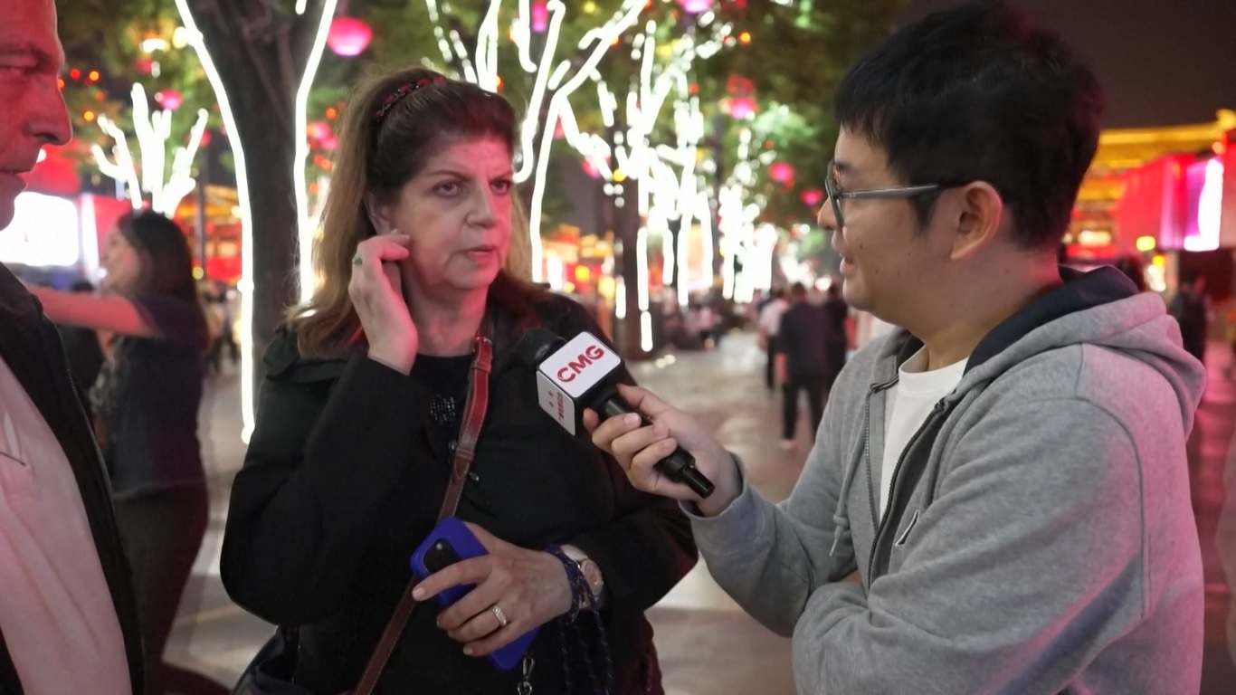 Dengan pemindaian kode quick response (QR) yang sederhana