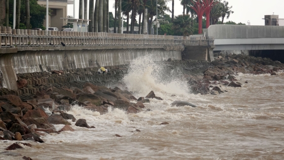 Setelah mendarat  Maliksi melemah dari badai tropis menjadi depresi tropis