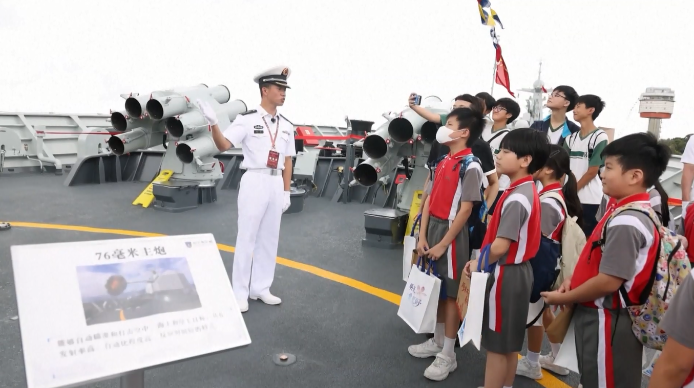 Armada Angkatan Laut PLA Tiongkok Sambut Banyak Pengunjung Pelajar pada Hari Terbuka di Hong Kong